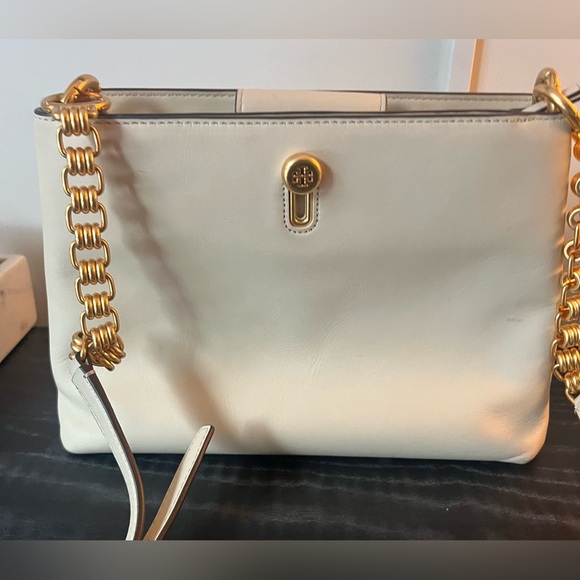 TORY BURCH
Leather Chain-Link Crossbody Bag - Picture 4 of 6